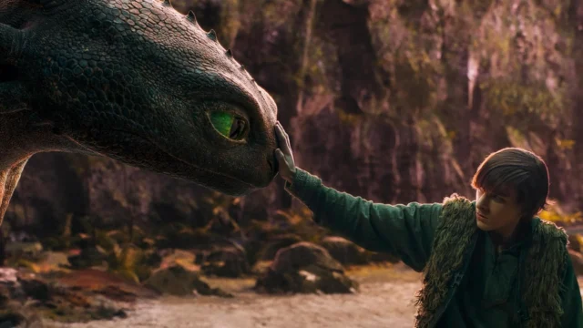 Crítica de #CómoEntrenarATuDragón | El mejor ejemplo de live action jamás hecho, by @alba_cruzado.

¿Conocen esa sensación de salir del cine flotando de felicidad, conscientes de que han visto una obra redonda? Quizá no la conozcan. Cada vez ocurre menos, ¿verdad? Sobre todo en los tiempos que corren, con el cine boqueando penosamente y dando patadas de ahogado para sobrevivir a la brutal competencia de las plataformas.
Por eso, ‘Cómo entrenar a tu dragón’ es semejante milagro.
Sin despeinarse, @DreamWorks da un golpe sobre la mesa y consigue un doble efecto: por un lado, en su primer intento de live action, da una lección a Disney sobre cómo acometer uno, superando incluso a la obra original (o, por lo menos, igualándola), y por otro se marca una película absolutamente redonda. Porque eso es lo que más sorprende de la cinta de Dean DeBlois (director también de la trilogía animada): su absoluta perfección, dentro de su estilo y su género.

✍️ La crítica al completo en muchomasqueseries.com