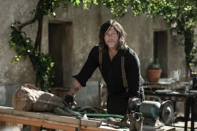 La tercera temporada de ‘#TheWalkingDead: #DarylDixon’, rodada y ambientada en España, ya tiene fecha de estreno. La serie original de AMC Networks se estrenará en nuestro país el lunes 8 de septiembre, en exclusiva en el servicio de streaming AMC+. También se han desvelado un nuevo teaser e imágenes de la temporada, en la que aparecen los protagonistas Norman Reedus y Melissa McBride y los actores españoles Eduardo Noriega, Óscar Jaenada y Alexandra Masangkay.
 
La tercera temporada de ‘The Walking Dead: Daryl Dixon’ sigue a Daryl Dixon (Reedus) y Carol Peletier (McBride) en Europa mientras continúan su viaje de vuelta a su hogar y el reencuentro con sus seres queridos. En su lucha por buscar el camino, el viaje les extravía aún más, llevándolos a tierras lejanas de condiciones adversas y en constante cambio, siendo testigos de los diversos efectos del apocalipsis de los caminantes.

Además de Reedus y McBride, se incorporan como actores regulares de la temporada Eduardo Noriega, Óscar Jaenada y Alexandra Masangkay. El reparto adicional incluye Candela Saitta, Hugo Arbués, Greta Fernández, Gonzalo Bouza, Hada Nieto, Yassmine Othman, Cuco Usín y Stephen Merchant, entre otros.