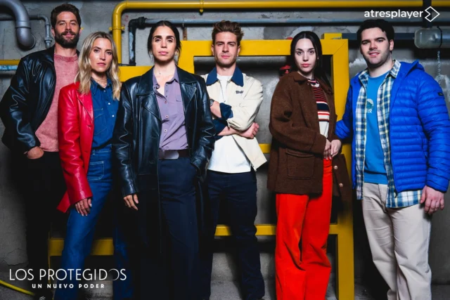 @atresplayer ya prepara #LosProtegidosUnNuevoPoder, título que llevarán los nuevos capítulos de la tercera temporada de #LosProtegidos (@losprotegidos), que ya ha arrancado su rodaje tras consolidarse como una de las franquicias más queridas por los espectadores.
 
@anafdz1989, @luchofernandez_perla, Antonio Garrido, @mario_marzo, @danielaviles2001 y @maaggiegarcia retoman sus personajes como la familia Castillo. El elenco de la serie lo completan @graciaolayo2017, @marta_torne, @emiliobuale, @raulmerida00, @jose_sospedra, @carlottacosi, @cosettesilguero y @javiermendoo, que continuarán en esta nueva temporada.
 
Además, Elena Furiase se une al elenco de la ficción en esta nueva temporada para ponerse en la piel de la agente de policía al frente de la investigación que se cierne sobre los Castillo.
 
En la tercera temporada de ‘Los Protegidos: Un nuevo poder’ un enemigo insólito pone en peligro la estabilidad de la familia Castillo. Max, un joven con un poder inédito en la serie, utiliza un muñeco encantado para sembrar el caos por toda la ciudad, mientras los protagonistas se enfrentan a retos personales y familiares que pondrán a prueba su unidad y su vínculo como grupo.
 
‘Los Protegidos: Un nuevo poder’ es una producción de @atresmediacom en colaboración con @buendiaestudios y @grupoboomerang. Montse García, Lucía Alonso-Allende, Diego del Pozo, Carlos García Miranda, Tomás Silberman y Teddy Villalba son los productores ejecutivos de la serie. García Miranda lidera el equipo de guion del que forman parte Sancho Sánchez y Arturo Ruiz Serrano. La dirección corre a cargo de Oriol Ferrer y Roberto Montalbo. Al frente de la dirección de producción está Daniel Alonso.