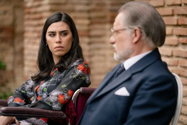 @antena3com emite este jueves, 19 de junio, a partir de las 15:45h un nuevo capítulo de #SueñosDeLibertad (@suenosdelibertadserie), la serie producida por @atresmediacom en colaboración con @diagonaltelevisio (@banijayiberia).

Protagonizada por @natasanchezmol, @danitatay, @orioltarrason, @nanchonovo, @anafernandezactriz, @roser.tapias, @labelmontemarta, @javierbeltran, @agnes_llobet, @danielalbaladejo, @alba_brunet, @guillermo._barrientos, @carolinalapausa, @arturoquerejeta, @antonioromero.actor, @isabelmorenogzl, @josemilann_, @candelacruz_c, @amanda_cardenas2013, @pepaaniorte, @jpuigcorbe, @albarracinalej, @labordetaana, @martacalvo22, @pedrofreijeiro, @jaimegutierrez.m, @nicolasrodiciooficial y @saransanz_. ESTA NOTICIA CONTIENE SPOILERS.

Este jueves, en ‘Sueños de libertad’…
 
Gabriel parece haberse ganado a los De La Reina, pero Pelayo tiene sus reservas sobre su repentina aparición en la familia.
 
Digna revela a don Pedro e Irene quién es Gabriel y cuál es su relación con los De La Reina.
 
Joaquín sospecha de Irene: cree que mintió acerca de la noche que se quedó dormido en el despacho.
 
María pretende que Andrés se dedique enteramente a ella y no retome su trabajo en perfumerías De La Reina.
 
Irene revela a Digna un importante secreto sobre su pasado.
 
Begoña, desolada por la ruptura con Andrés, busca apoyo en Luz.
 
Gema, preocupada, pide a Luz que la acompañe a su revisión con el cardiólogo.
 
Marta anuncia que Cobeaga los ha escogido para elaborar el perfume de su próxima colección.
 
Damián amenaza a María con internarla en una residencia de lujo.