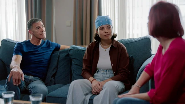 La 2 estrena los sábados 28 de junio y 5 de julio, a las 23:00h #Genderless, serie documental de dos capítulos sobre la diversidad y la tolerancia, que muestra que el género no es una cuestión binaria. Producida por @RTVE, @EITB y @ShineIberia, da voz a personas que no se identifican con sus cuerpos ni con el género que les asignaron al nacer.

No binario, Cis, demisexual, intersexual, género fluido, trans… La diversidad no solo atañe al género, también a la orientación sexual. ‘Genderless’ mostrará que sexo y género no son equivalentes y que la libre asignación de la identidad de género plantea cuestiones complejas.

En primera persona

La serie documental resuelve las dudas relacionadas con el ser no binario y pone voz a quienes sufren o han sufrido disforia de género, que en algún momento han sentido rechazo hacia su cuerpo o hacia el género que le asignaron al nacer. Se trata de un camino de incomprensión, lucha y, a veces, rechazo. Además, la diversidad no solo atañe al género, también a la orientación sexual y hay numerosas opciones que aún se deben aprender y respetar.

En ‘Genderless’, diversos jóvenes contarán en primera persona cómo viven su identidad de género, los desafíos a los que se enfrentan, las soluciones que encuentran y el apoyo que reciben de sus familiares. Asimismo, sus padres desvelarán el proceso de aceptación que emprenden para entenderlos.
Mientras que los adultos luchan contra las etiquetas, los jóvenes buscan ponerle nombre a esa realidad, ya que “a lo que no se le pone nombre, no existe”. Para el colectivo, es algo que “salva vidas”, ya que se enfrentan al rechazo y la homofobia, y algunos casos terminan en suicidio.
