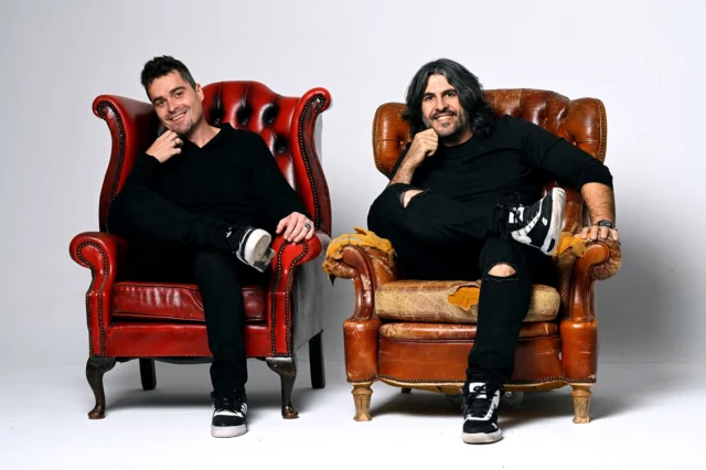 @RTVE, en colaboración con @100balastv (@themediaprostudio), prepara #LaGarita, nuevo formato con los cómicos @jj_vaquero y @alexclavero81, que interpretarán a dos guardias de seguridad con acceso libre a las instalaciones de RTVE en verano. El programa tomará el relevo de La Revuelta durante las vacaciones de David Broncano y su equipo.

Los pasillos de RTVE, pese a ser verano, siempre son un hervidero de caras conocidas con las que J.J. Vaquero y Álex Clavero mantendrán encuentros fortuitos que darán lugar a situaciones de lo más cómicas. Durante estos meses, los dos guardias, con cierta desgana y mucho tiempo libre, deciden equipar su lugar de trabajo con reproductores de vídeo Beta-Cam y VHS, una televisión de plasma y un cómodo sofá para visionar todo lo que cae en sus manos: el amplio, valioso y diverso archivo de RTVE, al que tienen acceso libre.

Cada noche, ajenos a la mirada del público, Vaquero y Clavero, metidos en la piel de dos vigilantes aburridos, hacen un repaso de los programas que nuestra televisión ha ido dejando en la memoria, con comentarios improvisados y sarcásticas observaciones, sin perder de vista pequeños guiños a la actualidad.