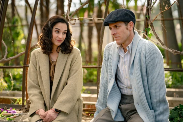 @antena3com emite este viernes, 27 de junio, a partir de las 15:45h un nuevo capítulo de #SueñosDeLibertad (@suenosdelibertadserie), la serie producida por @atresmediacom en colaboración con @diagonaltelevisio (@banijayiberia).

Protagonizada por @natasanchezmol, @danitatay, @orioltarrason, @nanchonovo, @anafernandezactriz, @roser.tapias, @labelmontemarta, @javierbeltran, @agnes_llobet, @danielalbaladejo, @alba_brunet, @guillermo._barrientos, @carolinalapausa, @arturoquerejeta, @antonioromero.actor, @isabelmorenogzl, @josemilann_, @candelacruz_c, @amanda_cardenas2013, @pepaaniorte, @jpuigcorbe, @albarracinalej, @labordetaana, @martacalvo22, @pedrofreijeiro, @jaimegutierrez.m, @nicolasrodiciooficial y @saransanz_. ESTA NOTICIA CONTIENE SPOILERS.

Este viernes, en ‘Sueños de libertad’…
 
Damián hace una importante oferta de trabajo a Gabriel.
 
Luz confiesa a Begoña que dejará la medicina si no aprueba el examen.
 
Fina quiere encontrar algo con lo que sentirse realizada.
 
Pese a los intentos de Begoña y María por ocultarlo, Julia sospecha de las lesiones de María.
 
Luis y Cristina, dispuestos a dar con la fragancia perfecta para impresionar a Cobeaga.
 
Joaquín se pone en contacto con el sargento Pontón para investigar la implicación de don Pedro en el asunto de Górriz.
 
Don Pedro visita a María para hacerle ver que el rendimiento de Andrés en la fábrica no deja de decaer.
 
Begoña plantea a Andrés sus sospechas sobre María: pudo fingir su intento de suicidio para manipularlo.
 
Don Pedro y Damián tienen un encontronazo por la oferta de trabajo a Gabriel.