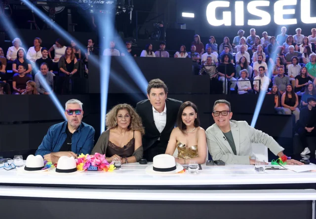 #TCMS | Este viernes, Antena 3 (@antena3com) emite este jueves a las 22:00h la undécima entrega del talent show presentado por @fuentes_manel.

En esta undécima entrega de programa, @giselaoficial se pondrá en la piel de Aqua, mientras que @mikelherzog_jr y @leorizzi imitarán juntos a Ca7riel y Paco Amoroso. Por su lado, @goyojimenez intentará llevarse la victoria imitando a @riverakiko y @melani_official_ a The Cranberries. Paralelamente, @manubaqueiro_ y @carolrovira se unirán para imitar a @juanes y @monlaferte. Bertín Osborne imitará en esta gala a Richard Marx, mientras que @esperansagrasia_ hará de Ku Minerva. @akayenesi por su lado imitará a Isabel Pantoja y @anaguerramusic a @laurapausini, con @lalias3 tocando el piano en directo.
 
Además, la gala de este viernes contará con la creadora de contenido y presentadora de televisión @lauraescanes, que imitará a Taylor Swift.