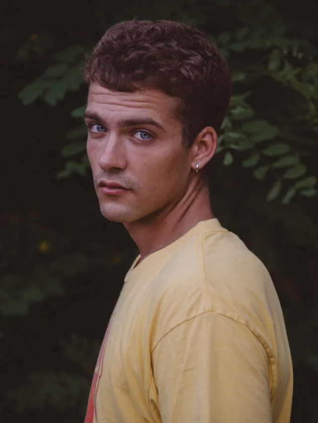 ENTREVISTA: Jon Lukas (#Desaparecido): "Me gustaría que el público al final de la serie pudiera entender y empatizar un poco con Jon, por difícil que pueda ser".

@jonlukas7 es un actor en pleno despegue cuya carrera refleja pasión, constancia y una fuerte determinación por abrirse camino en el mundo de la interpretación. Su primer contacto con el oficio llegó hace apenas unos años, cuando decidió inscribirse en clases de teatro. A partir de ahí, comenzó a presentarse a castings y a formarse de manera autodidacta, confiando en su intuición y en su capacidad de conectar con las emociones.

Su gran oportunidad llegó con ‘Desaparecido’, su primer papel protagonista en televisión, en el que da vida a Jon Agirre, un personaje carismático y enigmático que ha supuesto un verdadero punto de inflexión en su carrera.

A lo largo del proyecto, Jon contó con el acompañamiento de la directora de actores Ainhoa Aierbe, quien le ayudó a construir un personaje complejo, inspirándose en referentes como el Joker o interpretaciones de Brad Pitt. Esta experiencia le ha reafirmado en su decisión de dedicarse por completo a la interpretación.

✍️ @iosuolabarria 

Entrevista al completo en muchomasqueseries.com