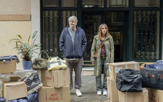 La segunda temporada de ‘#PoquitaFe llega en septiembre a @movistarplus, y promete llevar al límite la convivencia y los nervios de nuestros protagonistas. 

Sobre esta segunda entrega, dicen Montero y Maidagán, los creadores de la serie: “Nos viene una contando que le han echado del piso… Digo, ¿sabes a quién han echado del piso? A Berta y José Ramón. Berta y José Ramón son la pareja protagonista de ‘Poquita Fe’, pero podían ser cualquiera. Y, como cualquiera, van a tener que tirar de los padres, de la amiga, del vecino, del compañero de trabajo… Veremos cómo acaba la cosa”.

Berta (Esperanza Pedreño) y José Ramón (Raúl Cimas) siguen luchando por salvar su relación, pero, efectivamente, se quedan sin piso y la solución de emergencia no parece la más ideal: mudarse con los padres de ella. Y con la cuñada. Y, por supuesto, con el vecino siempre al acecho. A eso se suman Pilar, recién llegada de sus aventuras tailandesas, la madre de él, y un compañero del trabajo que no ayuda demasiado. Y un jersey de alpaca... pero esa historia ya se verá. 

Tras el fenómeno fan y el éxito de su primera entrega, galardonada con el Premio Ondas y el Feroz a la Mejor Serie de Comedia, la ficción regresa en septiembre a Movistar Plus+ con una nueva temporada. Su combinación de costumbrismo y aparente insignificancia de lo cotidiano, junto al respaldo del público y el reconocimiento de la crítica, la consolidan como una de las series más esperadas del año.

Sinopsis ‘Poquita fe’ T2

Han pasado tres meses. Con la crisis de pareja aún por resolver, a Berta y José Ramón los echan del piso. Después de mucho buscar, uno del barrio les ofrece por un módico precio un piso al lado del que tenían, pero hasta dentro de seis meses no se queda libre. Deciden esperar y, durante ese tiempo, irse a vivir con los suegros. Un día llega la cuñada, que también se ha quedado sin casa y que se instala allí con ellos. Convivir con la familia, sea política o propia, es una prueba de fuego para cualquier pareja. Y Berta y José Ramón, ya lo hemos visto, no son los más preparados para superar pruebas de fuego.