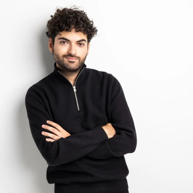 Sergio Jaén asumirá la dirección artística del #BenidormFest2026 (@benidormfest_rtve). Así lo ha anunciado el presidente de @RTVE, José Pablo López, en una comparecencia en el Congreso de los Diputados.

Por primera vez desde su edición inicial en 2022, el Benidorm Fest contará con un perfil directamente vinculado al aspecto creativo del festival. “Es un verdadero honor asumir la dirección artística del Benidorm Fest 2026 para aportar mi experiencia y visión tanto en el desarrollo escénico de los artistas como en la parte creativa del espectáculo”, ha asegurado.

El director artístico ha agradecido a RTVE “su confianza en mí para formar parte de un proyecto tan relevante para la música y la cultura española y, sobre todo, la voluntad de ir un paso más allá. Es un privilegio formar parte de este momento”.

El presidente de RTVE también ha anunciado las fechas en las que se celebrará el Benidorm Fest 2026: la primera semifinal será el 10 de febrero, la segunda semifinal el 12 de febrero y la gran final el 14 de febrero.