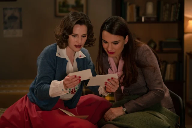 @antena3com emite este lunes, 30 de junio, a partir de las 15:45h un nuevo capítulo de #SueñosDeLibertad (@suenosdelibertadserie), la serie producida por @atresmediacom en colaboración con @diagonaltelevisio (@banijayiberia).

Protagonizada por @natasanchezmol, @danitatay, @orioltarrason, @nanchonovo, @anafernandezactriz, @roser.tapias, @labelmontemarta, @javierbeltran, @agnes_llobet, @danielalbaladejo, @alba_brunet, @guillermo._barrientos, @carolinalapausa, @arturoquerejeta, @antonioromero.actor, @isabelmorenogzl, @josemilann_, @candelacruz_c, @amanda_cardenas2013, @pepaaniorte, @jpuigcorbe, @albarracinalej, @labordetaana, @martacalvo22, @pedrofreijeiro, @jaimegutierrez.m, @nicolasrodiciooficial y @saransanz_. ESTA NOTICIA CONTIENE SPOILERS.

Este lunes, en ‘Sueños de libertad’…

Don Pedro pregunta a Marta sobre Pelayo y cuáles son sus aspiraciones.

La lesión en el cuello de Chema le obliga a regresar a casa de su hermana… para fastidio de Tasio.

Damián pretende llevar la contratación de Gabriel a votación en la junta, pero necesita los votos de Tasio y María.

Digna quiere organizar una cena para toda la familia Merino y aliviar tensiones con Joaquín.

Claudia anima a Fina a seguir adelante con su afición a la fotografía.

Gema trata de convencer a Joaquín para que asista a la cena familiar de Digna.

Joaquín revela a Luis los motivos de su investigación a don Pedro.

Marta advierte a Pelayo de las sospechas de don Pedro sobre su homosexualidad.

Gabriel trata de ganar el voto de María y descubre su alianza con don Pedro.