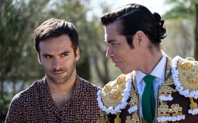 La serie original #LaSuerte tendrá su estreno mundial en la 73ª edición del @sansebastianfes, que tendrá lugar entre el 19 y 27 de septiembre. La suerte se presentará fuera de concurso como parte de las proyecciones especiales de la sección Oficial.

La suerte es una comedia de los directores Paco Plaza (Verónica y REC) y Pablo Guerrero (Alba, Entre tierras) protagonizada por @ojaenada (premio Goya a mejor actor por Camarón, premio Platino a mejor actor por Cantinflas, premio a mejor actor de reparto en el Festival de Cine de Málaga por Todos estamos invitados) y @ricardogomez10 (nominado a un premio Goya a mejor actor revelación por 1898: Los últimos de Filipinas; nominado al premio Feroz como mejor actor por El sustituto; nominado al premio Feroz a mejor actor de reparto por La ruta, ganador del premio Ondas a mejor serie y premio Feroz a mejor serie dramática; Cuéntame cómo pasó).

En 'La suerte', un tímido taxista, David (Ricardo Gómez) se convierte inesperadamente en el chófer del Maestro (Óscar Jaenada) una figura del toreo que sale de su retiro para recuperar el prestigio perdido. El Maestro está de capa caída y David le trae suerte. O eso dice.
 
Completan el reparto de 'La suerte' Carlos Bernardino (Modelo 77), Óscar Higares (Entrevías), Pedro Bachura (Antidisturbios, Venus), Jason Fernández (Extraña forma de vida), Óscar Reyes (Aída, La vida padre), Almudena Amor (nominada como mejor actriz revelación al Goya por El buen patrón), Almudena Cid (El secreto de Puente Viejo), Diana Peñalver (Cristo Rey), Aria Bedmar (Hermana muerte) o Manuel Morón (La espera, Crematorio) entre otros.