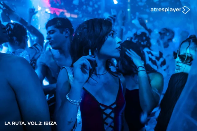 atresplayer presentará dos de sus producciones originales más esperadas en el marco del @sansebastianfes 2025: ‘#LaRuta. Vol. 2: Ibiza’y ’33 días’. La plataforma de Atresmedia estrenará allíen primicia ambos títulos.

atresplayer traslada a San Sebastián, además, el gran talento con el que cuentan estas producciones tanto delante como detrás de las cámaras, así como a sus respectivos responsables y productores ejecutivos.

Así es ‘La Ruta. Vol. 2: Ibiza’
 
‘La Ruta 2. Vol. 2: Ibiza’, serie original de atresplayer, es la segunda temporada de la aclamada ‘La Ruta’. Una de las series revelación de los últimos años, que conquistó al público y a la crítica. Reconocida en los Premios Ondas 2023 como la Mejor Serie de Drama, ‘La Ruta’ se alzó también con tres Premios Feroz, con los galardones de Mejor Serie Dramática, Mejor Actriz Protagonista (Claudia Salas) y Mejor Guion (Roberto Martín Maiztegui, Clara Botas, Borja Soler y Silvia Herreros de Tejada).

Desarrollada en dos líneas temporales esta temporada pone en primer plano la herencia, la transmisión de padres a hijos. Al reparto, encabezado por Álex Monner que en esta ocasión interpretará tanto a Marc Ribó como a su padre, Manuel, se unen las actrices Carla Díaz, Marina Salas e Irene Escolar.También participarán Lucía Martín-Abelló y Fernando Delgado-Hierro, entre otros. Además, Claudia Salas, Ricardo Gómez y Elisabet Casanovas recuperarán a sus personajes y aparecerán en distintos episodios de esta nueva etapa.