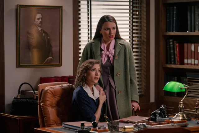 @antena3com emite el próximo lunes, 14 de julio, a partir de las 15:45h un nuevo capítulo de #SueñosDeLibertad (@suenosdelibertadserie), la serie producida por @atresmediacom en colaboración con @diagonaltelevisio (@banijayiberia).

Protagonizada por @natasanchezmol, @danitatay, @orioltarrason, @nanchonovo, @anafernandezactriz, @roser.tapias, @labelmontemarta, @javierbeltran, @agnes_llobet, @danielalbaladejo, @alba_brunet, @guillermo._barrientos, @carolinalapausa, @arturoquerejeta, @antonioromero.actor, @isabelmorenogzl, @josemilann_, @candelacruz_c, @amanda_cardenas2013, @pepaaniorte, @jpuigcorbe, @albarracinalej, @labordetaana, @martacalvo22, @pedrofreijeiro, @jaimegutierrez.m, @nicolasrodiciooficial, @saransanz_ y @fernandomoreno.actor. ESTA NOTICIA CONTIENE SPOILERS.

Este lunes, en ‘Sueños de libertad’…
 
Damián trata de acercarse a Irene, pero esta se muestra esquiva.
 
Damián no ha sido informado de la contratación de Raúl como mecánico y exige explicaciones.
 
Cristina hace una importante confesión a Beltrán sobre lo ocurrido con Gabriel.
 
Tasio echa la bronca a Chema por cómo ha ido su primer día de repartidor para perfumerías De La Reina.
 
Marta, Fina y Pelayo siguen adelante con sus planes de paternidad.
 
Pelayo oculta a Marta su alianza con don Pedro.
 
Tras el incidente de la pelea, Joaquín y Gema están preocupados por Teo.
 
La atracción entre Gabriel y Begoña aumenta peligrosamente.
 
María revela a don Pedro a favor de quién votará en la junta.