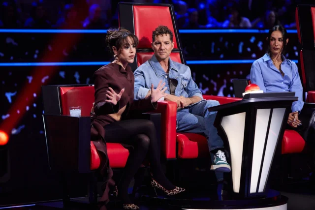 #LaVozKids (@lavozkids) elige este sábado a los últimos semifinalistas de la edición. Antena 3 (@antena3com) estrena este sábado a las 22:00 horas la última entrega de los Asaltos con el Asalto Final, una gala decisiva en la que se elegirán a los últimos participantes que pasan a la siguiente fase del programa.
 
Presentada por @evagonzalezoficial, esta edición de @lavozkids mantiene su buen rendimiento con un 10,7% de cuota de pantalla y supera los 2,9 millones de espectadores únicos y 802.000 espectadores de media.
 
@edurnity, @manuelturizo, @lolaindigo y @davidbisbal son los coaches de la edición del programa. En esta fase, continúan los Asesores. Ellos serán los encargados de ayudar a los coaches a tomar decisiones. @danna acompaña a David Bisbal, @natalialacunza es la encargada de ir de la mano de Edurne, @rvfv aconseja a Lola Índigo y @yosoytukapo asesora a Manuel Turizo.

Ha llegado el momento de disfrutar de la última fase de los Asaltos, el Asalto Final. Esta noche se deciden las últimas plazas para la Semifinal de ‘La Voz Kids’. La noche estará cargada de emoción y muchos nervios.
 
De las tres voces que hay de cada equipo en la Zona Roja, sólo un artista de cada coach conseguirá el pase para la siguiente fase, que se unirá en la Semifinal al talent que pasó directo de los Asaltos y el robado. ¿Quiénes serán los elegidos? La decisión está en manos del público en plató.
 
‘La Voz Kids’ es una producción de Atresmedia en colaboración con ITV Studios Iberia y @grupoboomerang . Para todos aquellos que quieran disfrutar del programa fuera de España, el programa está disponible a través de Antena 3 Internacional y la versión internacional de atresplayer.